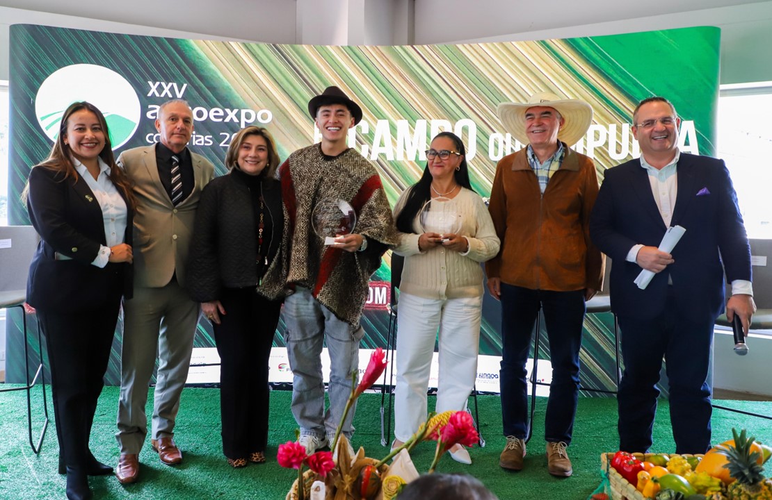 Julián Pinilla y Janeth Colmenares fueron homenajeados en el lanzamiento de Agroexpo 2025 por visibilizar el campo colombiano desde las redes sociales