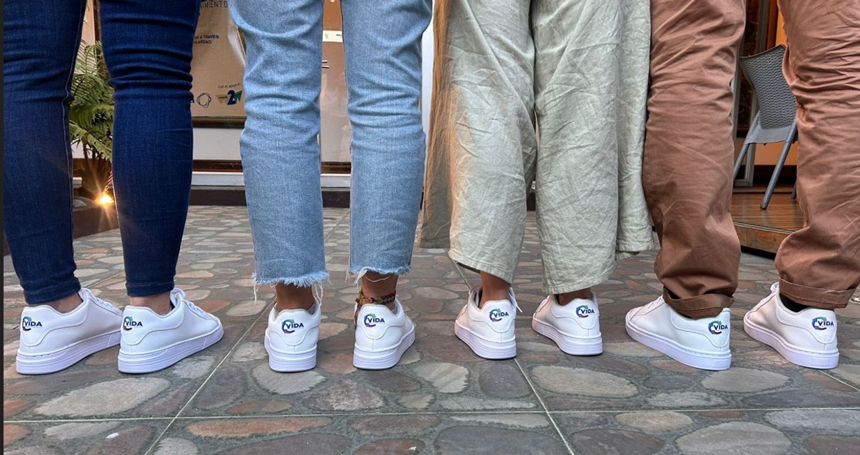 Estas no son simples zapatillas deportivas blancas. Están hechas a partir de bolsas intravenosas recicladas, recolectadas en hospitales colombianos