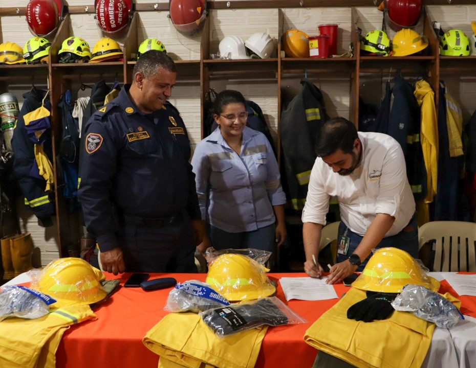 Representantes de los bomberos y de la empresa minera oficializan la donación de equipos para este equipo de socorro