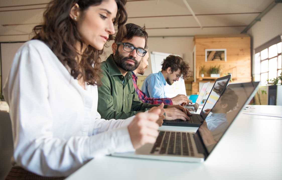 Profesionales aprovechan el potencial de las PCs con IA para optimizar tareas, impulsar la creatividad y transformar la dinámica laboral en entornos colaborativos
