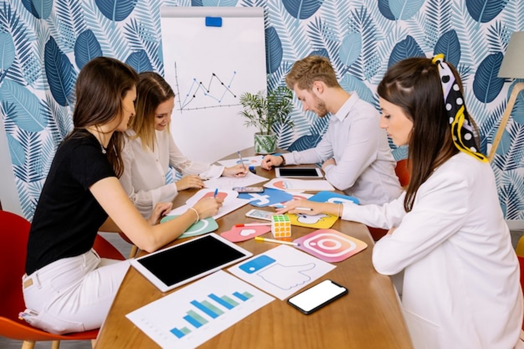 Grupo de empresarios planeando una aplicación en las redes sociales