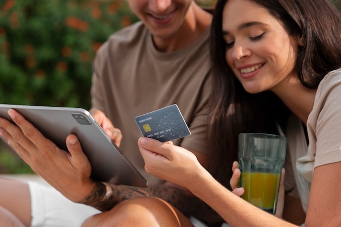 Primer plano de una persona que realiza compras en línea