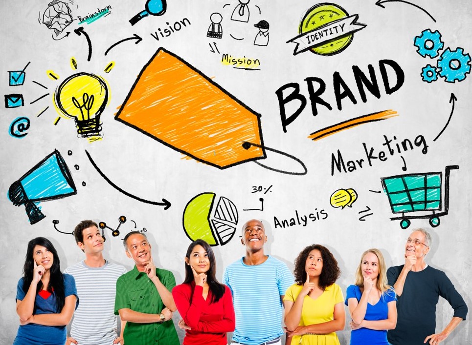 La construcción de marca va más allá del logo: es identidad, visión, misión y conexión emocional. En un mundo saturado de opciones, solo las marcas que se diferencian de forma significativa logran destacar  Concepto de marca de marketing de planificación de pensamiento de personas diversas