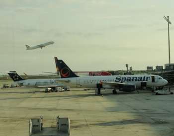 El Foro Económico Mundial lanzó la iniciativa de Cielos Limpios para el Mañana, dirigida a trabajar con actores del sector de la aviación para lograr un vuelo neutral en carbono