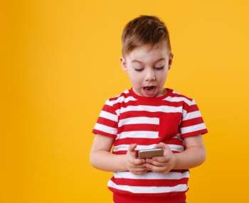 La OMS aconseja evitar el uso de este tipo de dispositivos, particularmente videojuegos, antes de los 6 años