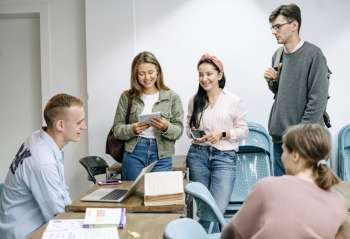 Este modelo permite que personas que tienen poco conocimiento en programación, puedan enviar resultados de Machine Learning a aplicaciones de negocio