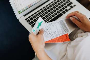 Para compras seguras, proteja todos los dispositivos contra el malware de robo de datos ,estar atentos a los sitios y a los correos electrónicos de phishing