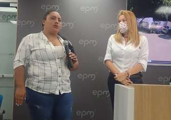 Gladys Tamayo Olarte vocera comunitaria de Puerto Valdivia expresó que luego de las afectaciones agradecen las disculpas ofrecidas por EPM. Le acompaña Ana Milena Joya Camacho, gerente ambiental de EPM